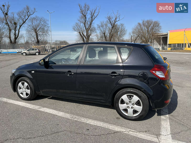 Хэтчбек Kia Ceed 2011 в Черновцах