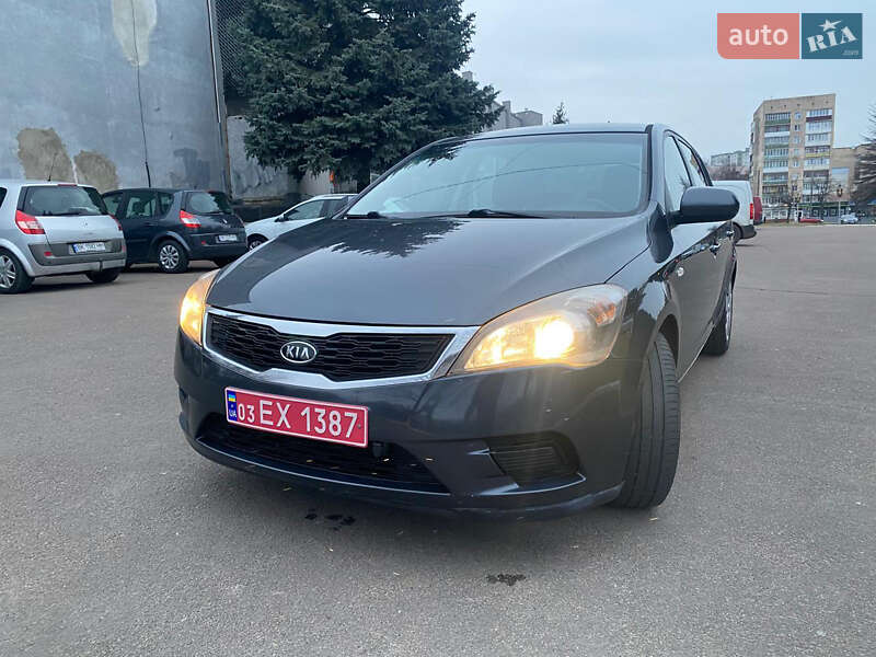 Хэтчбек Kia Ceed 2010 в Ровно