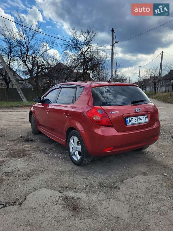 Хэтчбек Kia Ceed 2008 в 