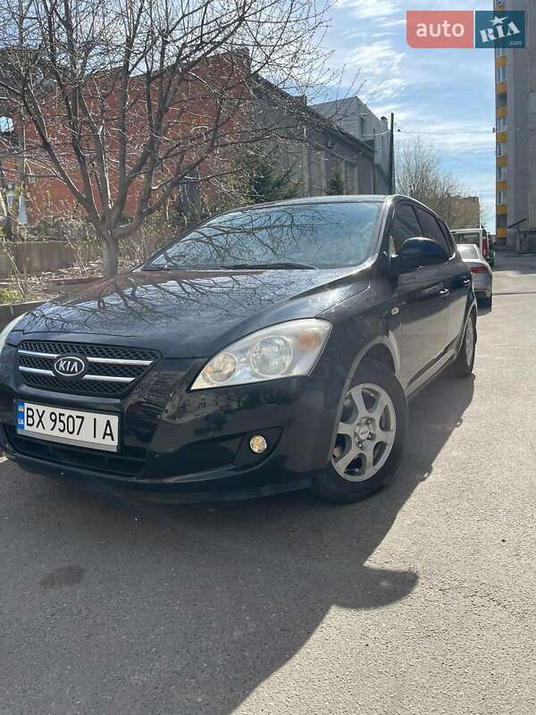 Хэтчбек Kia Ceed 2007 в 