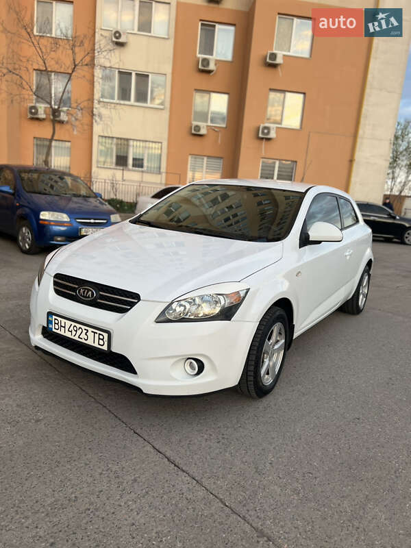 Хэтчбек Kia Ceed 2008 в Херсоне