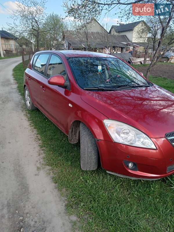 Хэтчбек Kia Ceed 2008 в Ровно