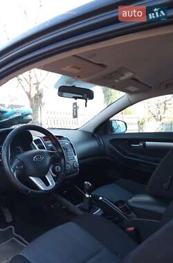 Хэтчбек Kia Ceed 2010 в 