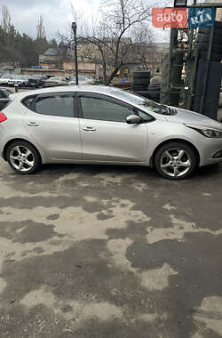 Хэтчбек Kia Ceed 2013 в 