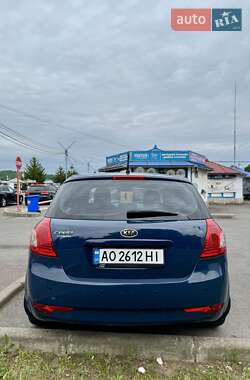 Хэтчбек Kia Ceed 2011 в 