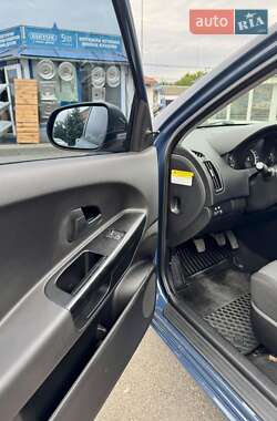 Хэтчбек Kia Ceed 2011 в 