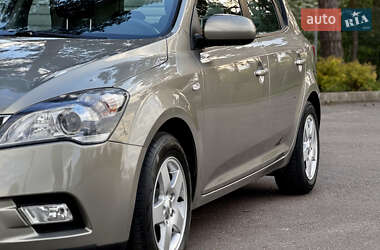 Хетчбек Kia Ceed 2010 в 