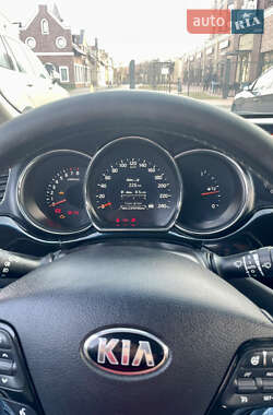 Хэтчбек Kia Ceed 2012 в 