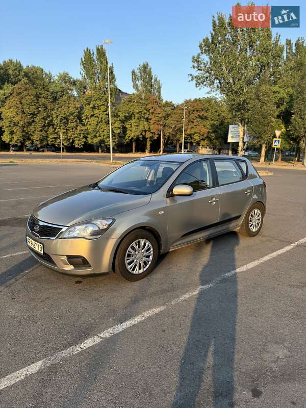 Хэтчбек Kia Ceed 2010 в 