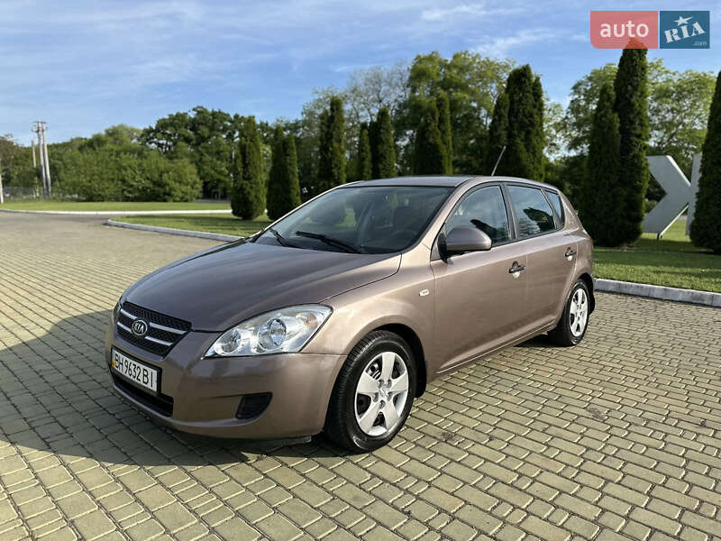 Хэтчбек Kia Ceed 2007 в 