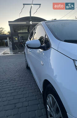 Хэтчбек Kia Ceed 2012 в 