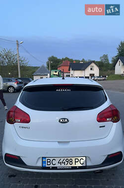 Хэтчбек Kia Ceed 2012 в 