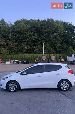 Хэтчбек Kia Ceed 2012 в 