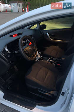 Хэтчбек Kia Ceed 2012 в 