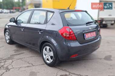 Хэтчбек Kia Ceed 2009 в 