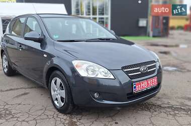 Хэтчбек Kia Ceed 2009 в 