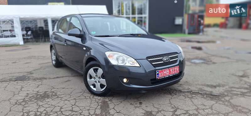 Хэтчбек Kia Ceed 2009 в 