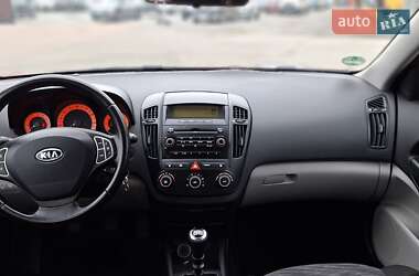 Хэтчбек Kia Ceed 2009 в 