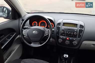 Хэтчбек Kia Ceed 2009 в 