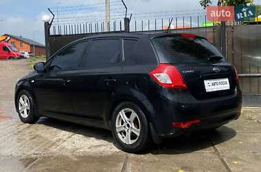 Хэтчбек Kia Ceed 2011 в 