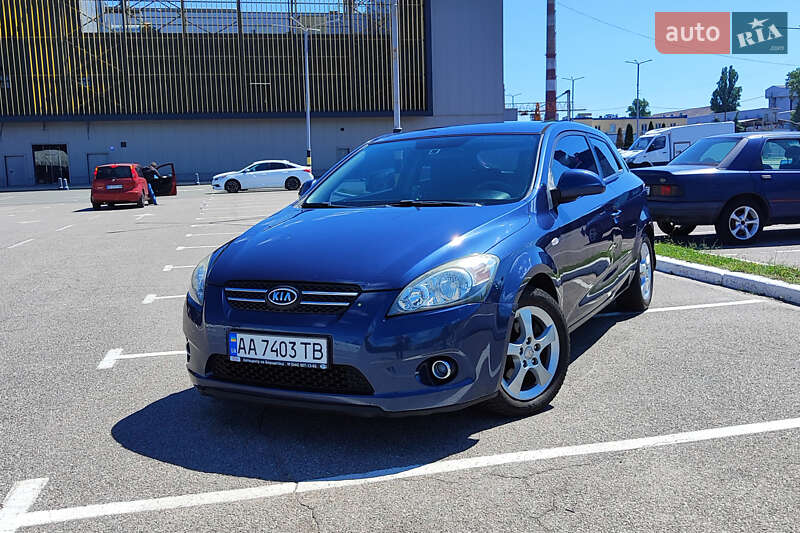 Хэтчбек Kia Ceed 2009 в 