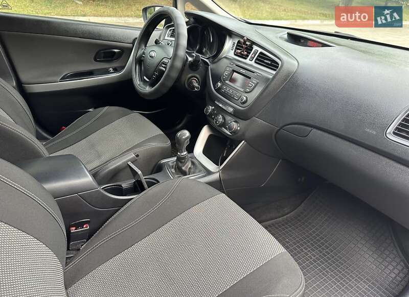 Хэтчбек Kia Ceed 2012 в Краснограде
