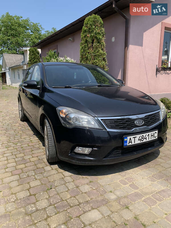 Хэтчбек Kia Ceed 2009 в 