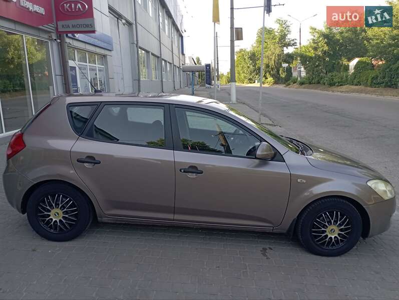 Хэтчбек Kia Ceed 2007 в Запорожье