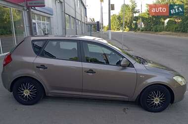 Хэтчбек Kia Ceed 2007 в 