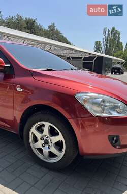Хэтчбек Kia Ceed 2008 в 