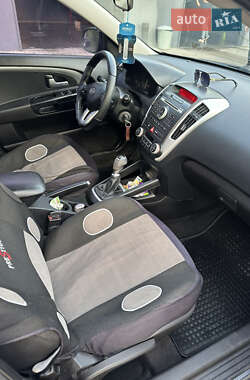 Хэтчбек Kia Ceed 2009 в 