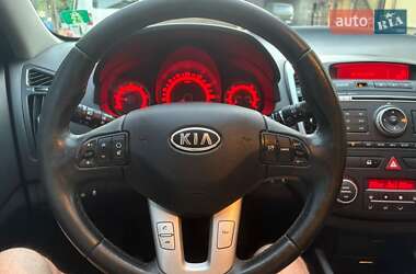 Хэтчбек Kia Ceed 2011 в 