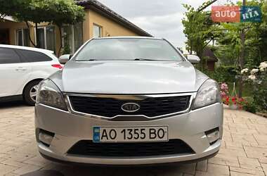 Хэтчбек Kia Ceed 2011 в 