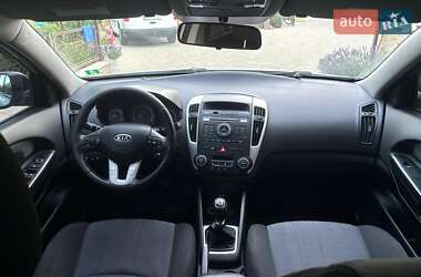 Хэтчбек Kia Ceed 2011 в 
