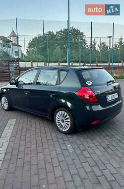 Хэтчбек Kia Ceed 2009 в 