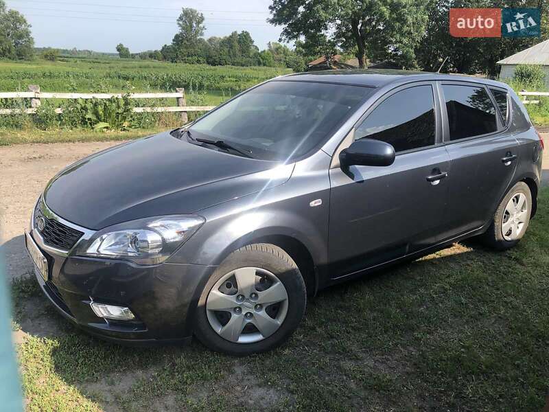 Хэтчбек Kia Ceed 2011 в Кролевце