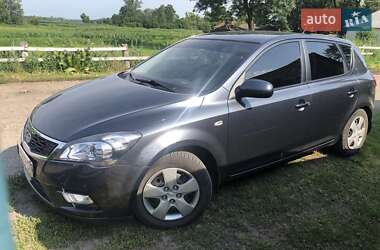 Хэтчбек Kia Ceed 2011 в 