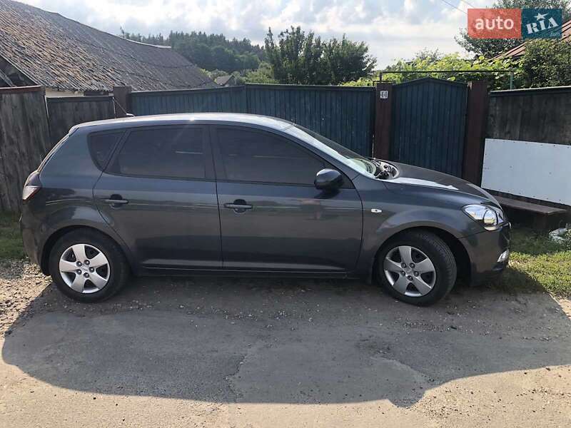 Хэтчбек Kia Ceed 2011 в Кролевце