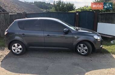 Хэтчбек Kia Ceed 2011 в 