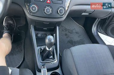Хэтчбек Kia Ceed 2010 в 