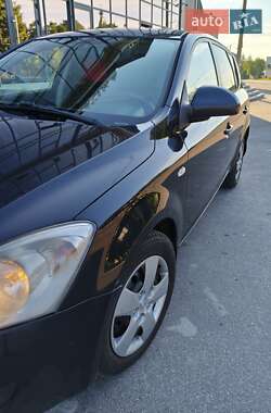 Хэтчбек Kia Ceed 2008 в 