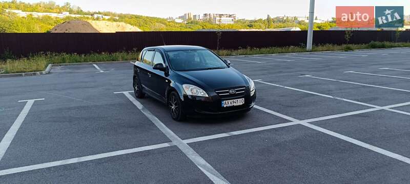 Хэтчбек Kia Ceed 2007 в 