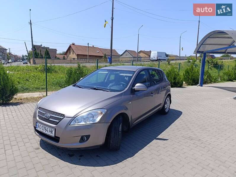 Хэтчбек Kia Ceed 2007 в 