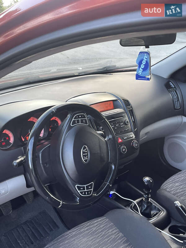 Универсал Kia Ceed 2009 в Ромнах