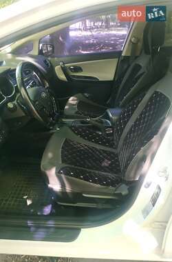 Хэтчбек Kia Ceed 2013 в 