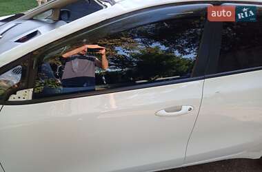 Хэтчбек Kia Ceed 2013 в 