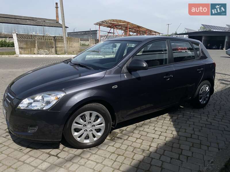 Хэтчбек Kia Ceed 2008 в 