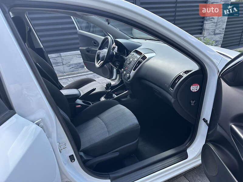 Универсал Kia Ceed 2011 в Луцке