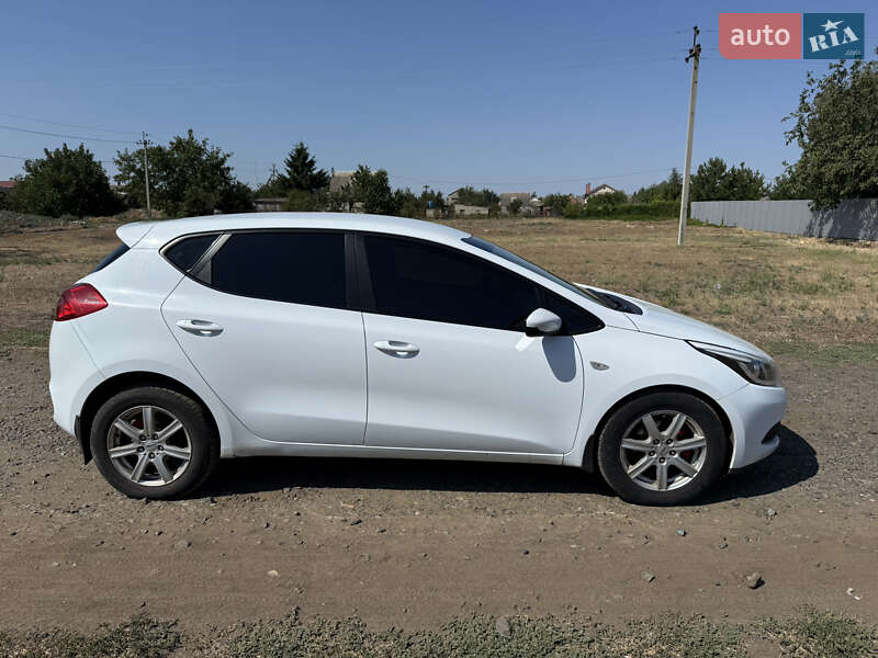 Хетчбек Kia Ceed 2012 в Дніпрі