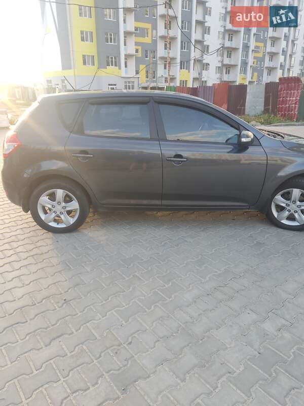 Хэтчбек Kia Ceed 2011 в Полтаве